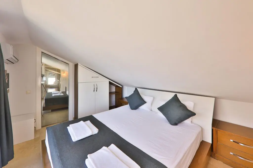 Luxury 6-Bedroom Beachfront Villa with Private Pool & Stunning Sea Views