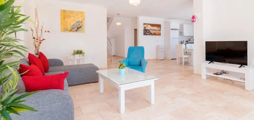 Modern 5 Bedroom Villa with Large Pool