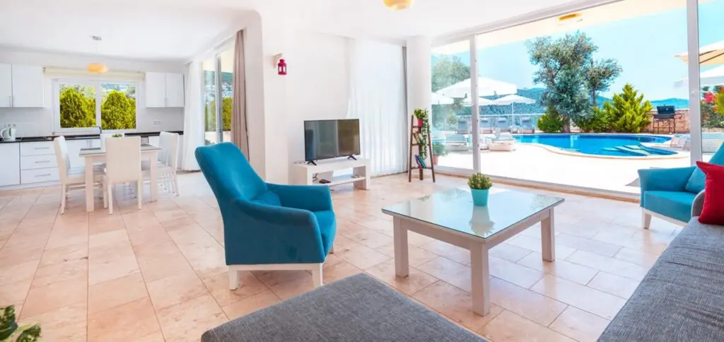 Modern 5 Bedroom Villa with Large Pool