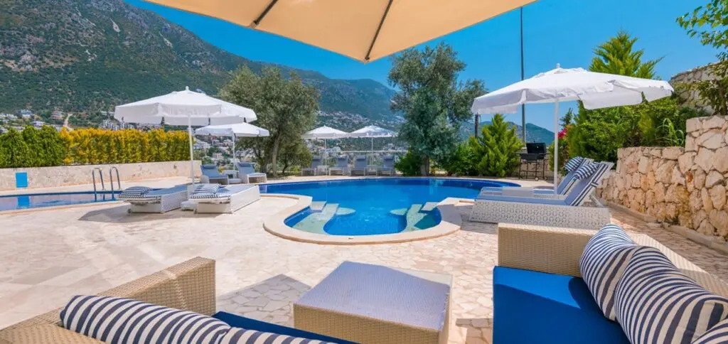 Modern 5 Bedroom Villa with Large Pool