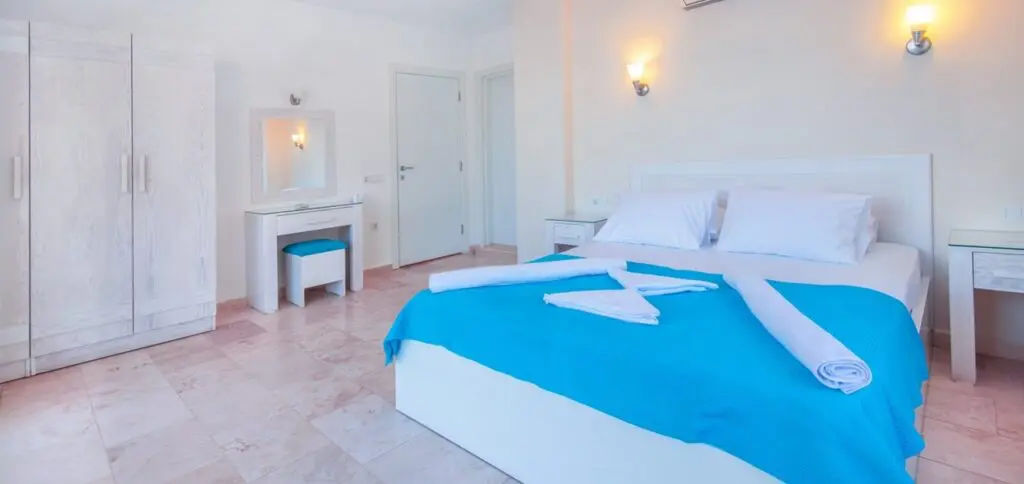 Modern 5 Bedroom Villa with Large Pool