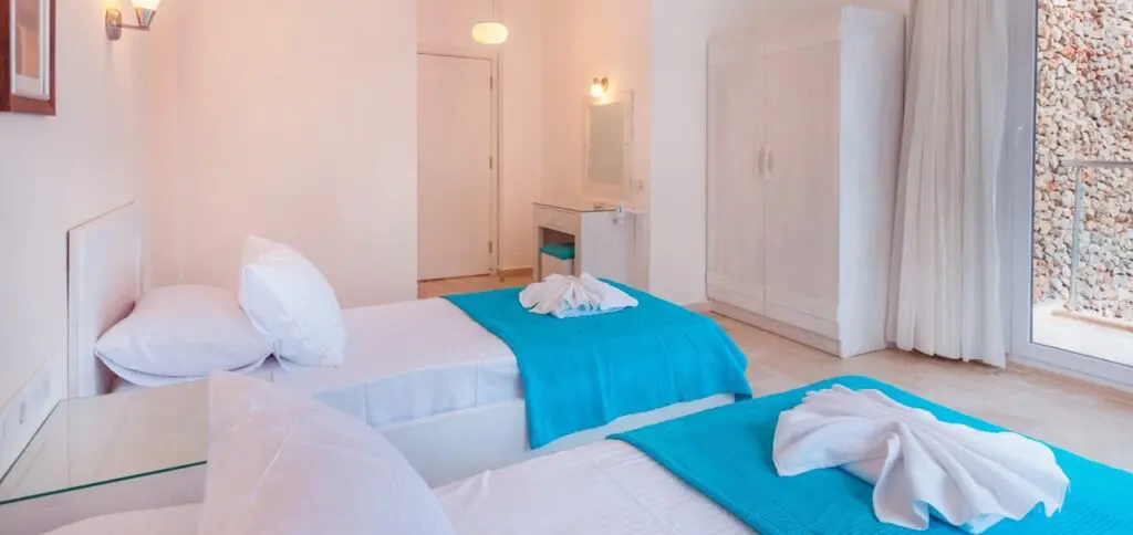 Modern 5 Bedroom Villa with Large Pool