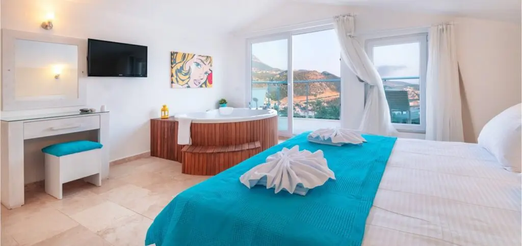 Modern 5 Bedroom Villa with Large Pool