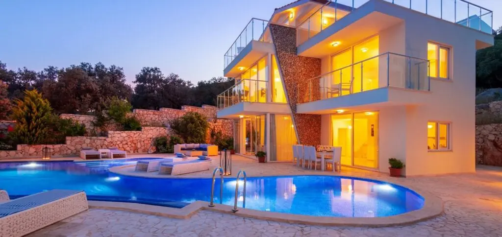 Modern 5 Bedroom Villa with Large Pool