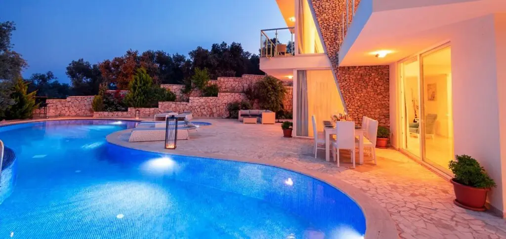 Modern 5 Bedroom Villa with Large Pool
