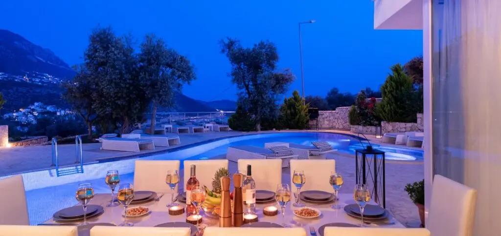 Modern 5 Bedroom Villa with Large Pool