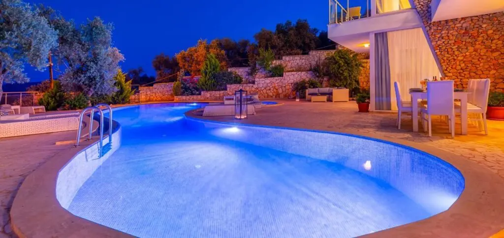 Modern 5 Bedroom Villa with Large Pool