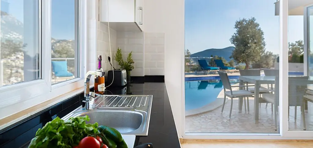 Modern 5 Bedroom Villa with Large Pool