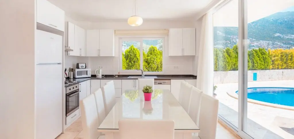 Modern 5 Bedroom Villa with Large Pool