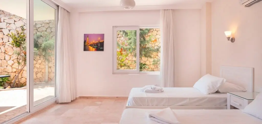 Modern 5 Bedroom Villa with Large Pool