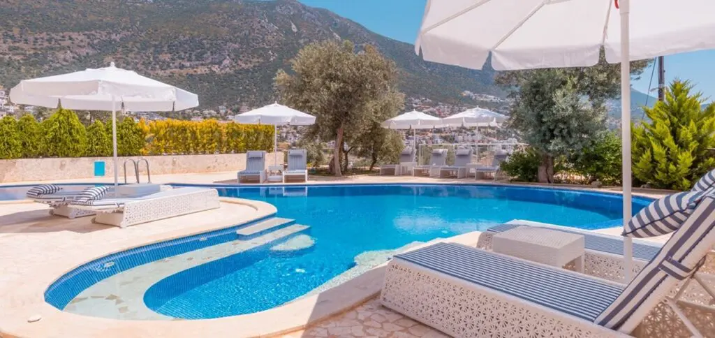 Modern 5 Bedroom Villa with Large Pool