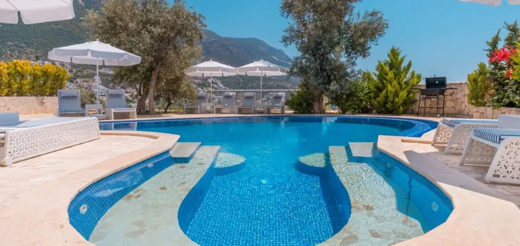 Modern 5 Bedroom Villa with Large Pool