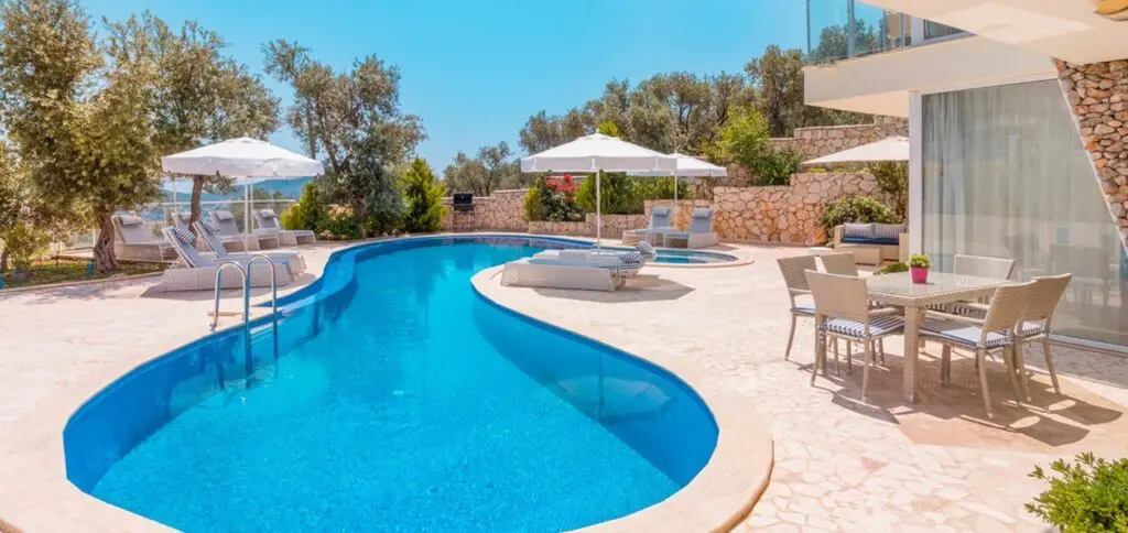 Modern 5 Bedroom Villa with Large Pool