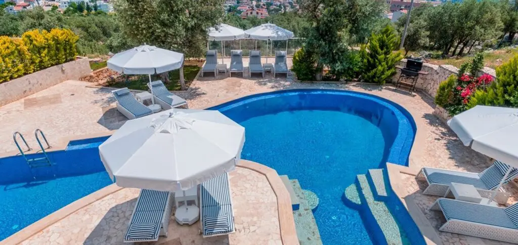 Modern 5 Bedroom Villa with Large Pool