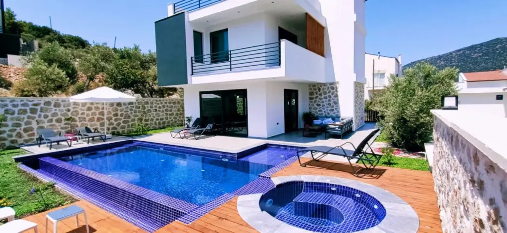 A Charming 3-Bedroom Detached Villa on Prestigious Kalamar Road