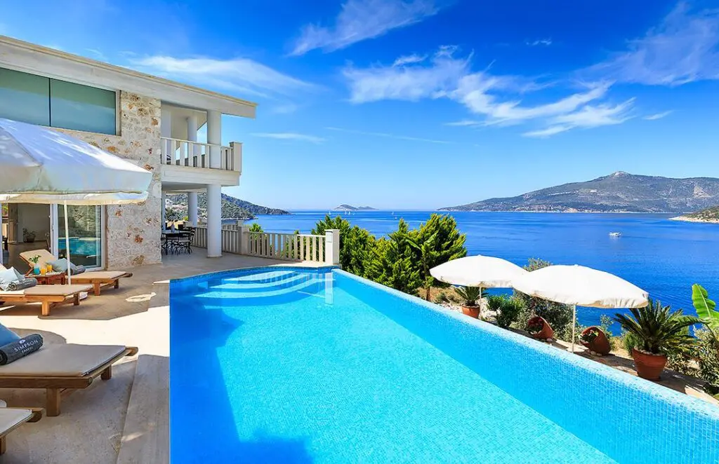 Beachfront 4 Bedroom Villa in Komurluk