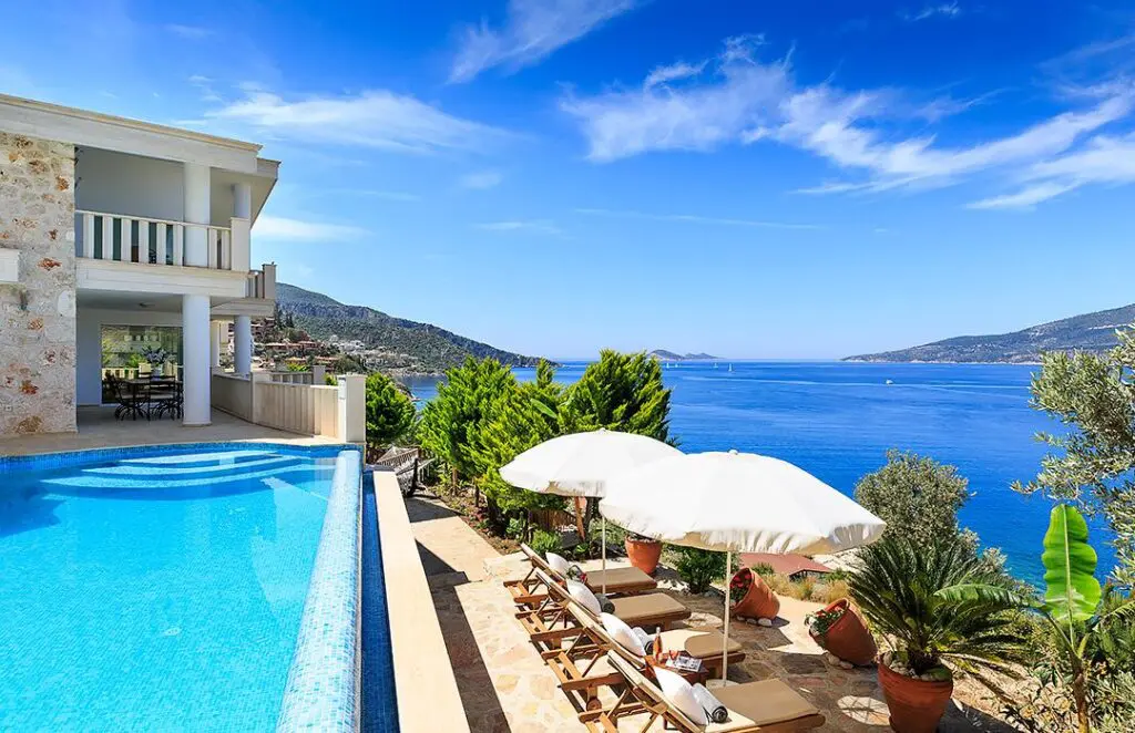 Beachfront 4 Bedroom Villa in Komurluk