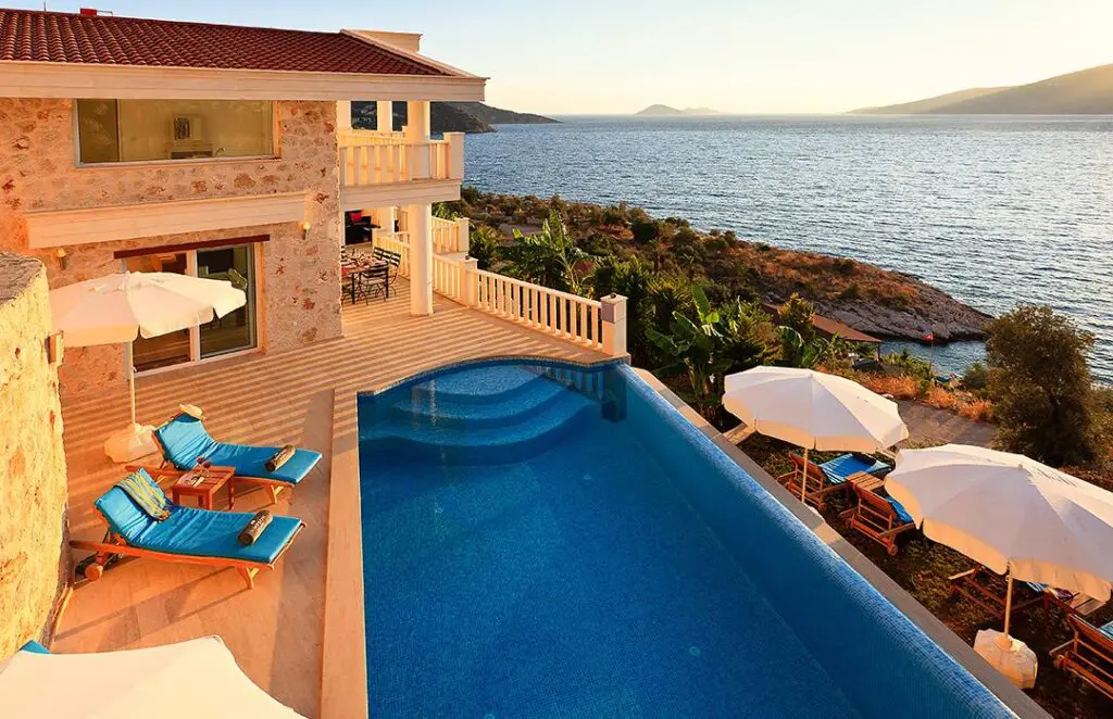 Beachfront 4 Bedroom Villa in Komurluk