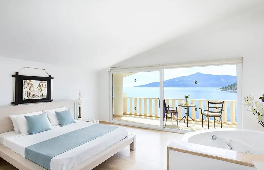 Beachfront 4 Bedroom Villa in Komurluk