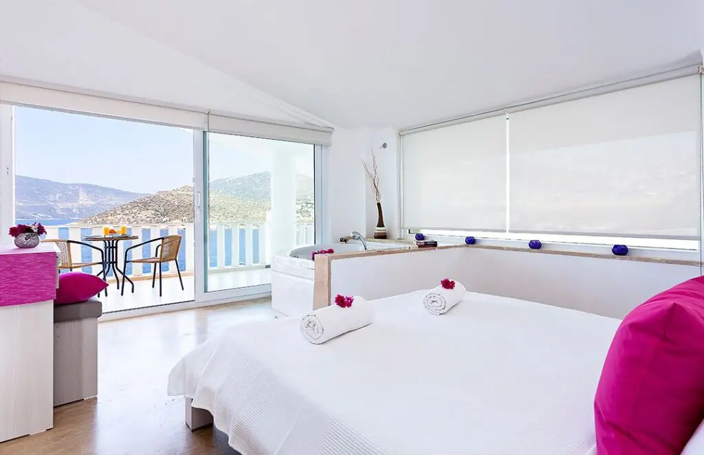 Beachfront 4 Bedroom Villa in Komurluk