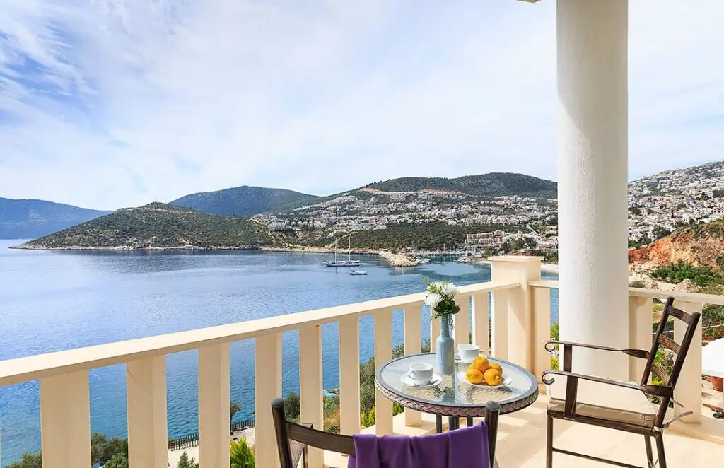 Beachfront 4 Bedroom Villa in Komurluk