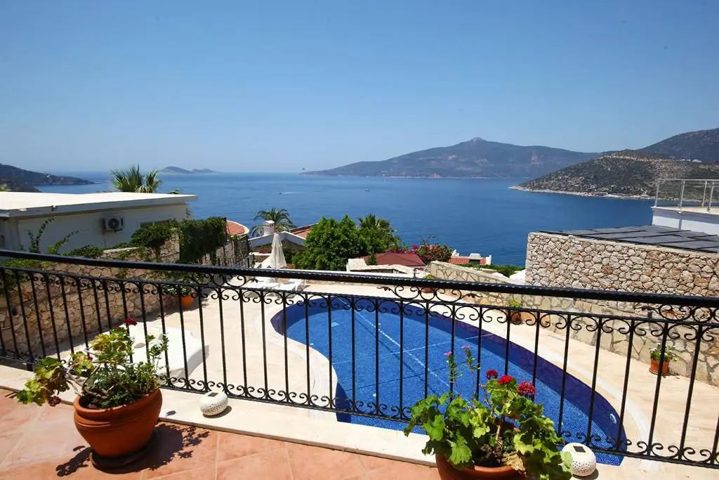 Modern Apartment With 180 Degree Seaviews