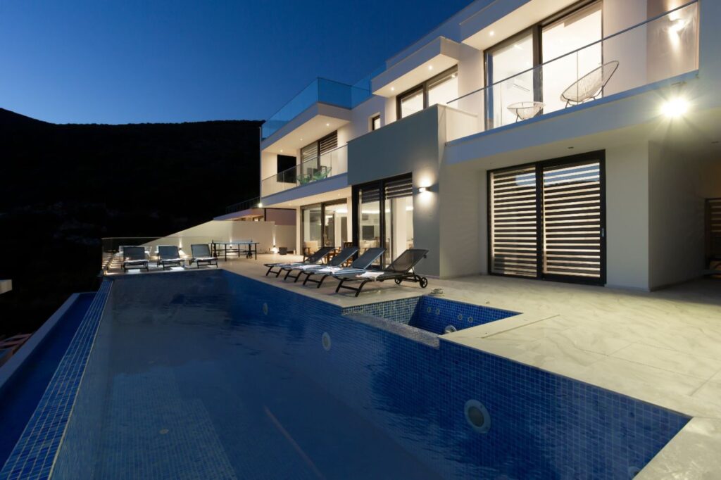 Contemporary 4 Bedroom Villa With Infinity Pool