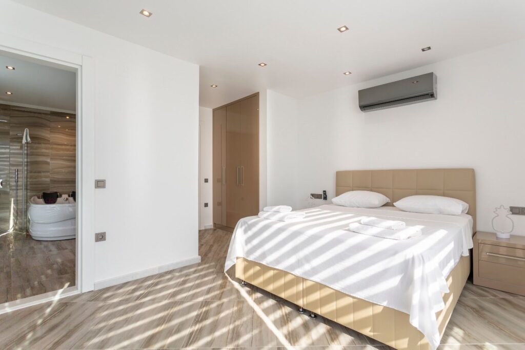 Contemporary 4 Bedroom Villa With Infinity Pool