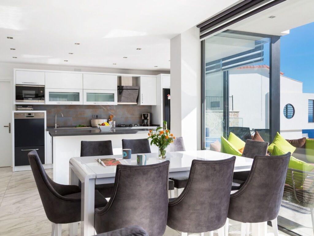 Contemporary 4 Bedroom Villa With Infinity Pool