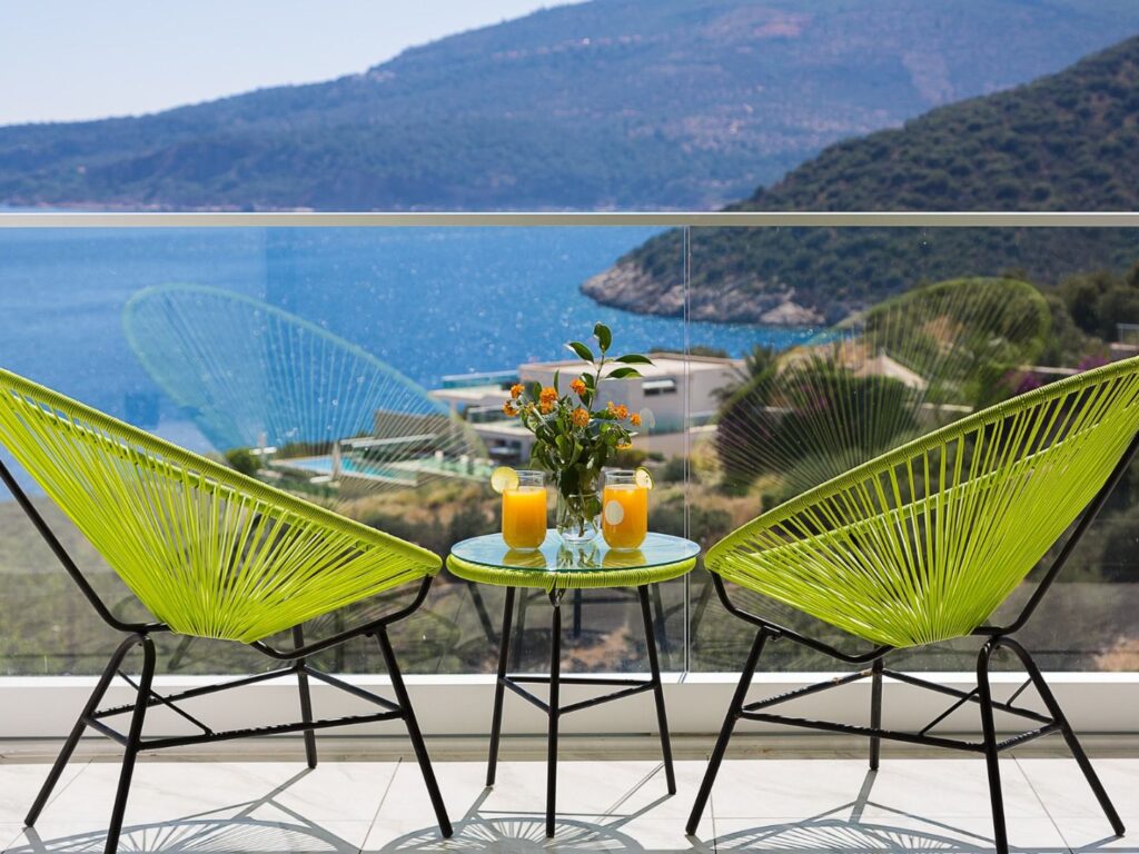 Contemporary 4 Bedroom Villa With Infinity Pool