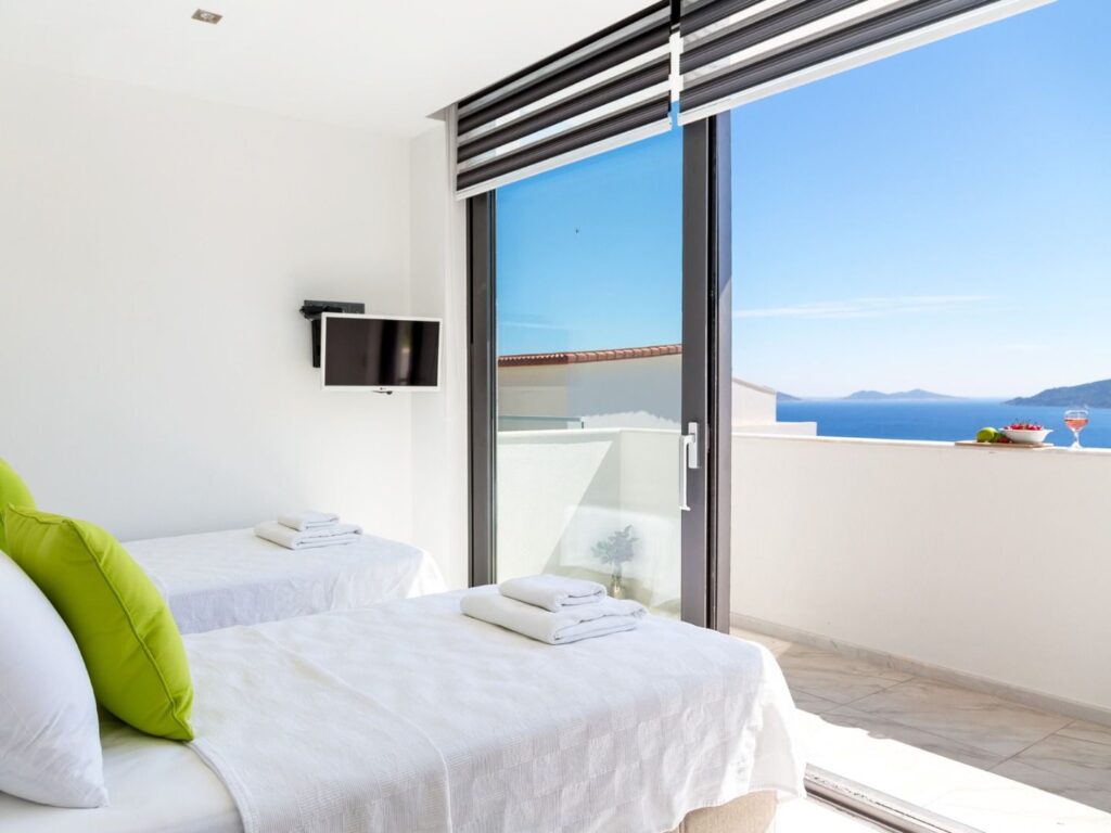 Contemporary 4 Bedroom Villa With Infinity Pool