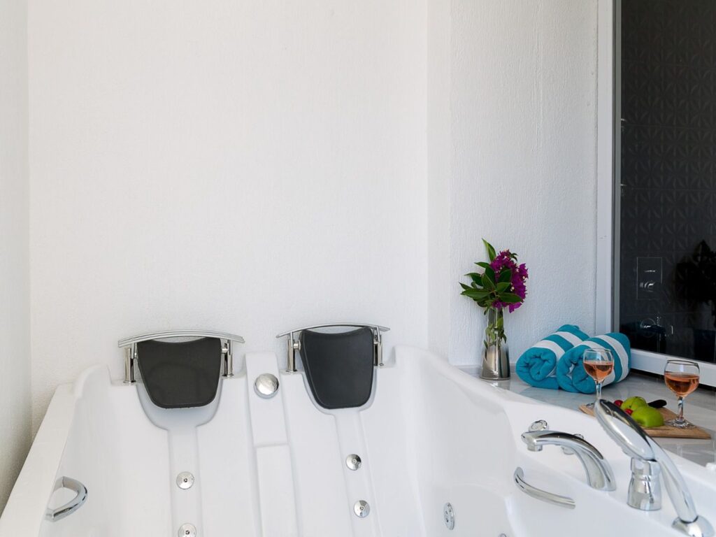 Contemporary 4 Bedroom Villa With Infinity Pool