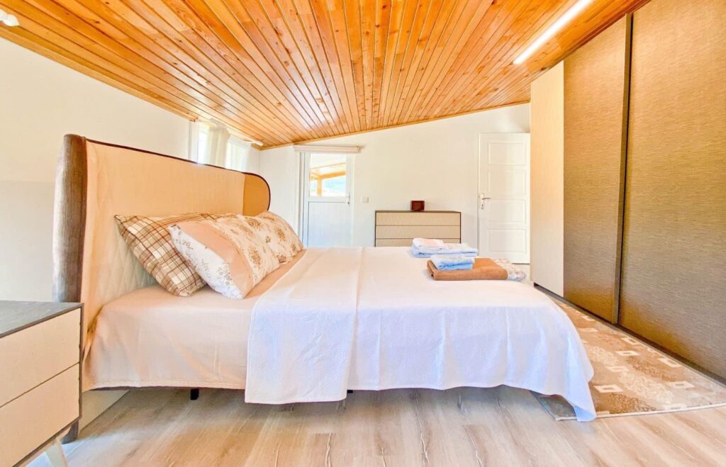 Automatically updates image attributes when a post is published or updated. Ensures image attributes are always consistent with settings.