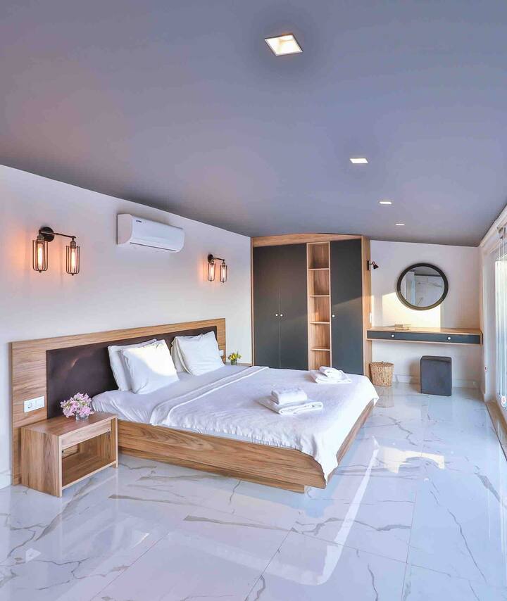 Ultra Modern 6 Bedroom Villa With Magnificent Sea views