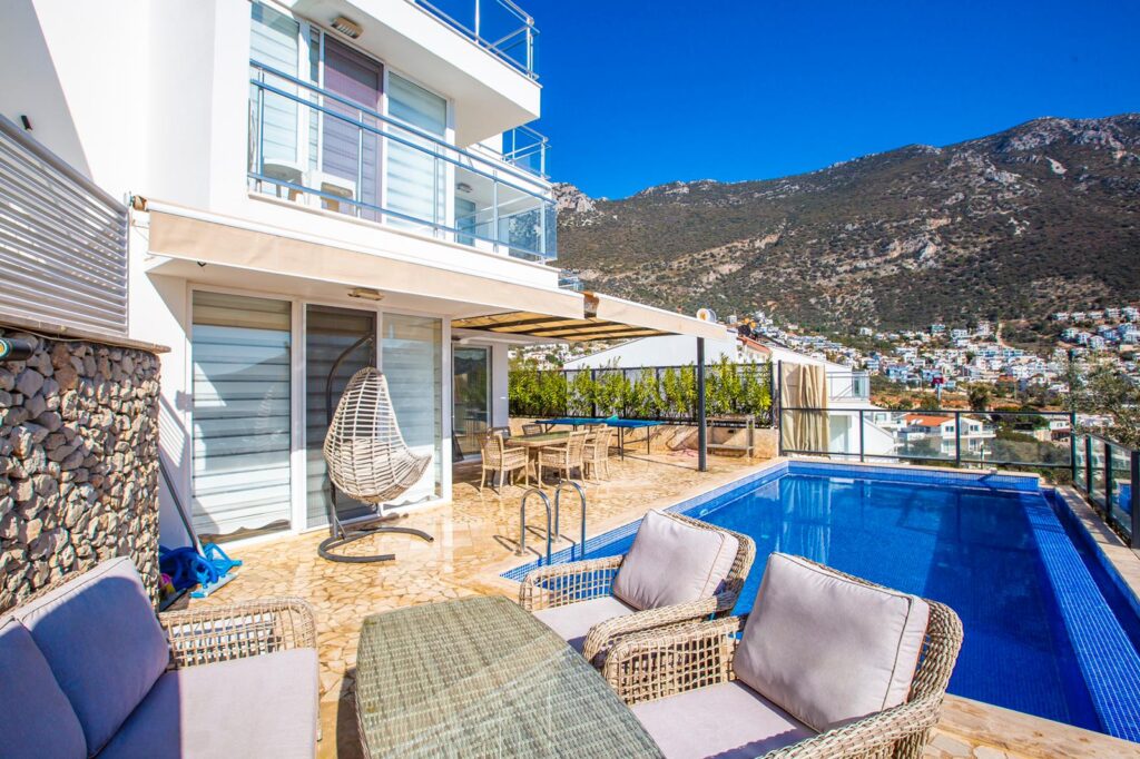 Modern Semi-Detached Villa With Private Infinity Pool and Sea views