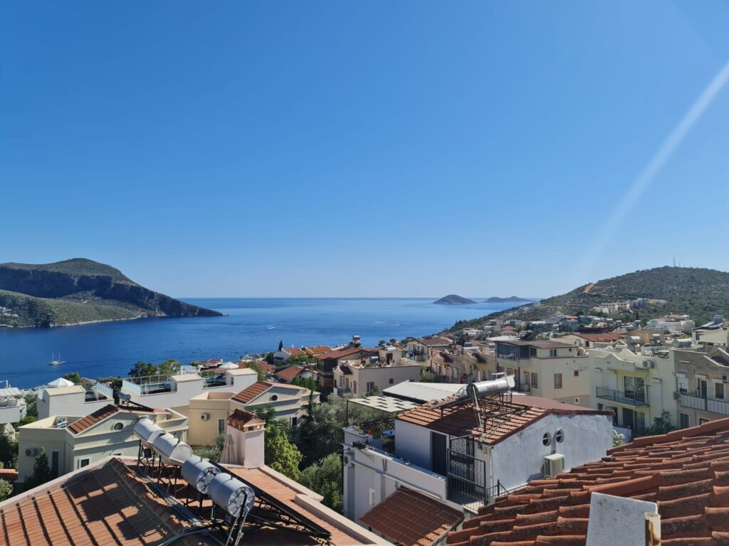 Amazing Central 2 Bedroom Apartment with Sea Views