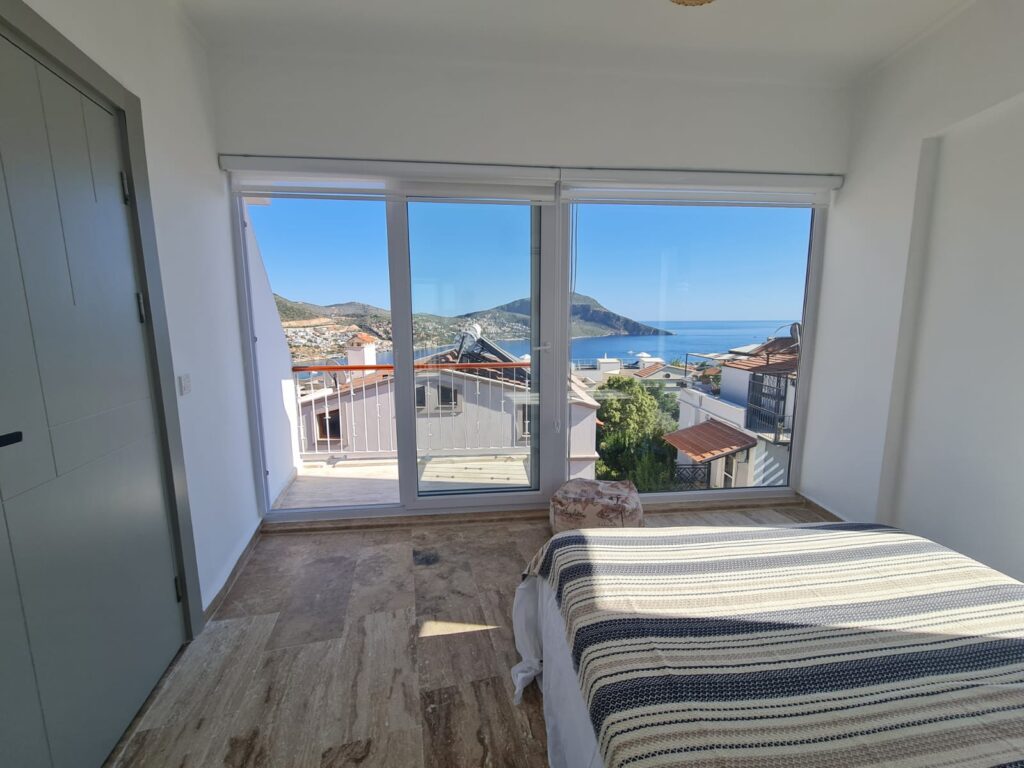 Amazing Central 2 Bedroom Apartment with Sea Views