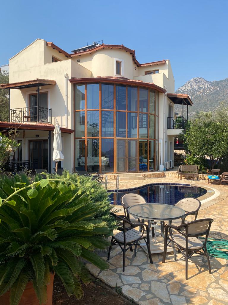 Traditional 4 Bedroom Villa in Central Location