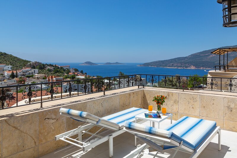 Modern Duplex Apartment With Stunning Island Views