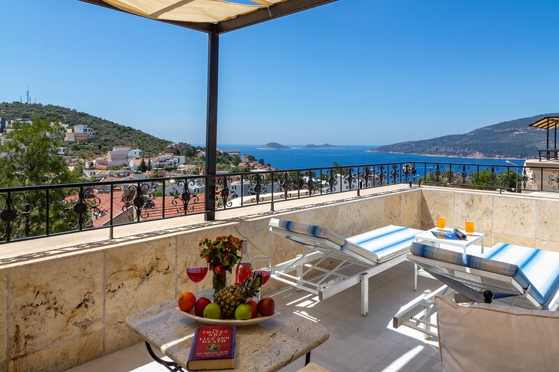 Modern Duplex Apartment With Stunning Island Views