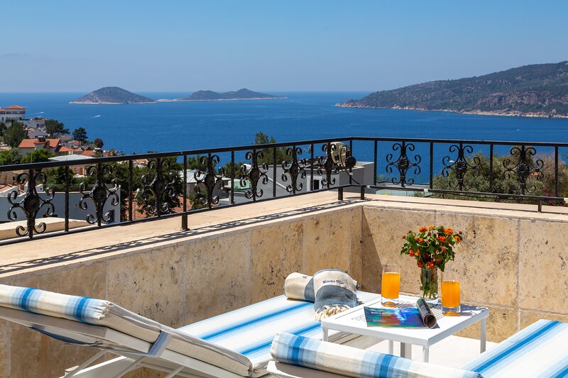 Modern Duplex Apartment With Stunning Island Views