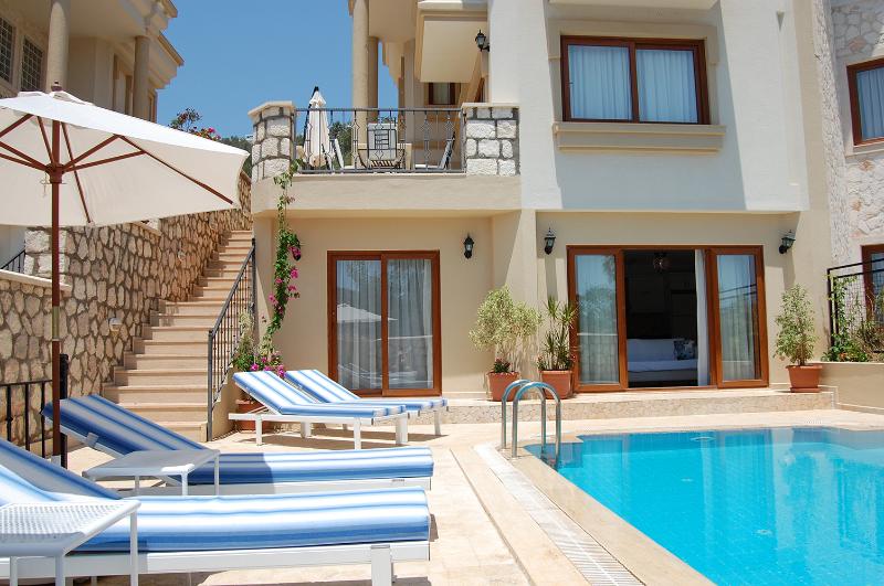 Recently Refurbished Two Bedroom Apartment With Sea Views