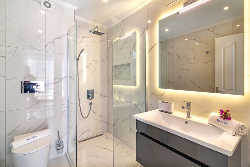 Recently Refurbished Two Bedroom Apartment With Sea Views