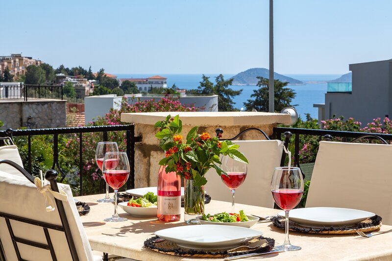 Recently Refurbished 2 Bedroom Apartment With Sea Views