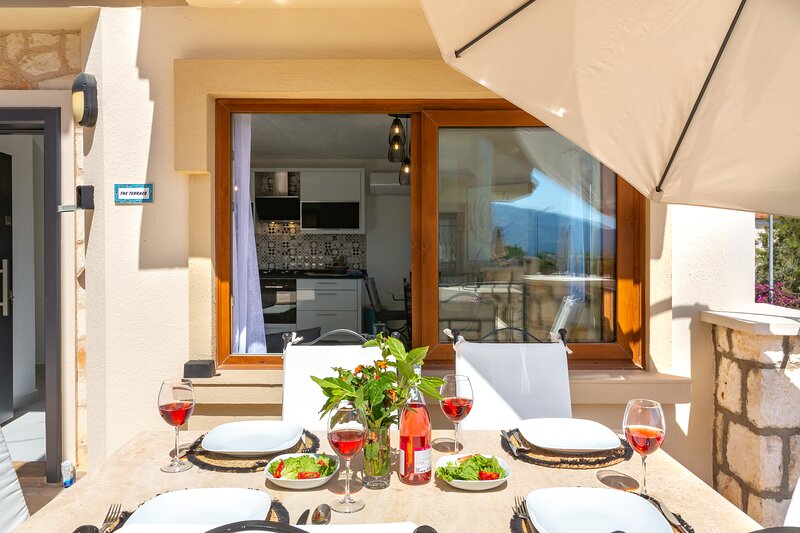 Recently Refurbished 2 Bedroom Apartment With Sea Views