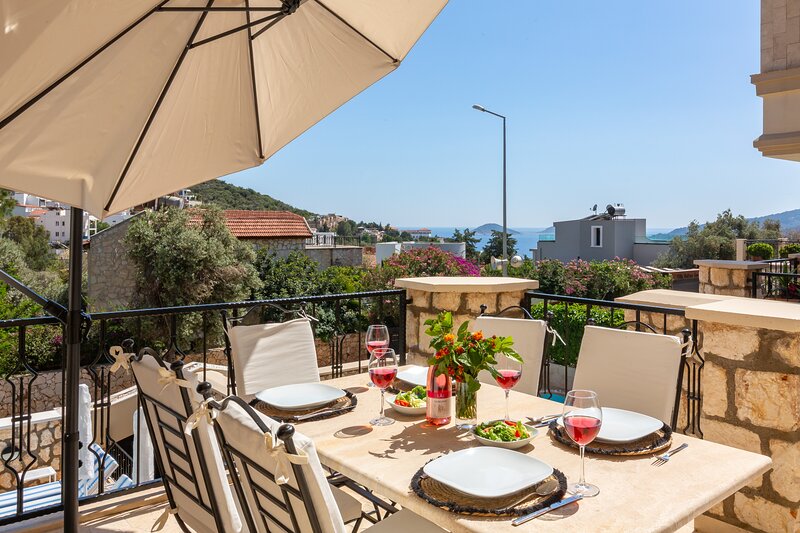 Recently Refurbished Two Bedroom Apartment With Sea Views