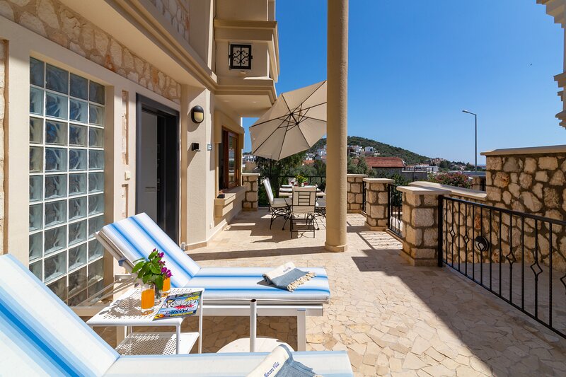 Recently Refurbished Two Bedroom Apartment With Sea Views