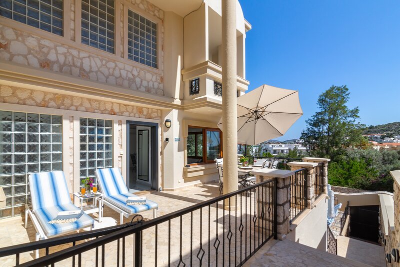 Recently Refurbished Two Bedroom Apartment With Sea Views