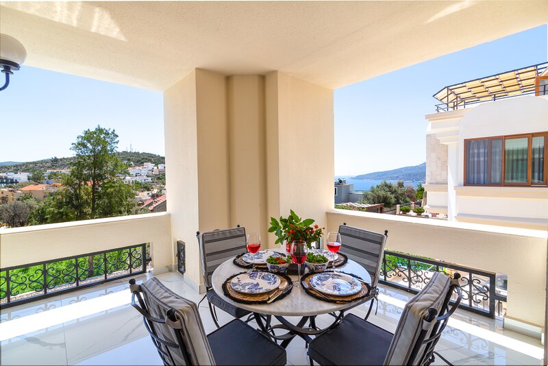 Modern Duplex Apartment With Stunning Island Views