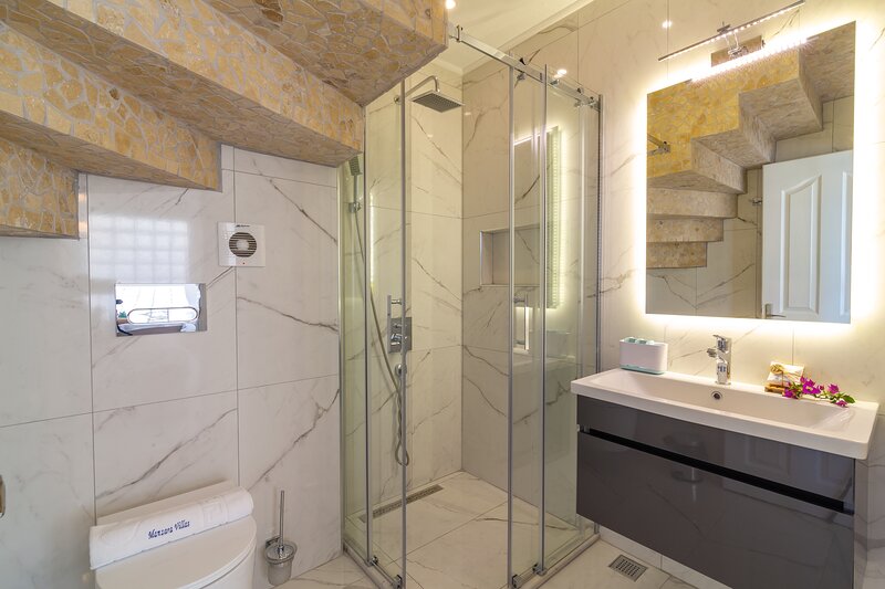 Modern Duplex Apartment With Stunning Island Views